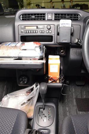 「プロボックス」「サクシード」の運転席周り。１リットルのパック飲料が入るホルダーや弁当が載せられるインパネテーブル、買い物袋をぶらさげられるフックなど、働く人をサポートするアイデアが満載だ