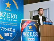 第３のビールだった「極ＺＥＲＯ（ゴクゼロ）」を発泡酒に変更して再発売し、記者会見するサッポロビールの尾賀真城（おが・まさき）社長。ゆがんだ税制のために、日本のビールメーカーは高い技術力と経営資源を「ビールっぽいもの」をつくることに傾けざるを得ないのが現状だ＝２０１４年７月１５日、東京都渋谷区（共同）