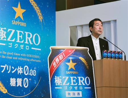 第３のビールだった「極ＺＥＲＯ（ゴクゼロ）」を発泡酒に変更して再発売し、記者会見するサッポロビールの尾賀真城（おが・まさき）社長。ゆがんだ税制のために、日本のビールメーカーは高い技術力と経営資源を「ビールっぽいもの」をつくることに傾けざるを得ないのが現状だ＝２０１４年７月１５日、東京都渋谷区（共同）