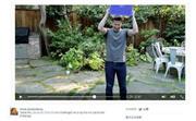 氷水をかぶる動画を公開したフェイスブックのマーク・ザッカーバーグＣＥＯ（最高経営責任者、フェイスブックから、共同）
