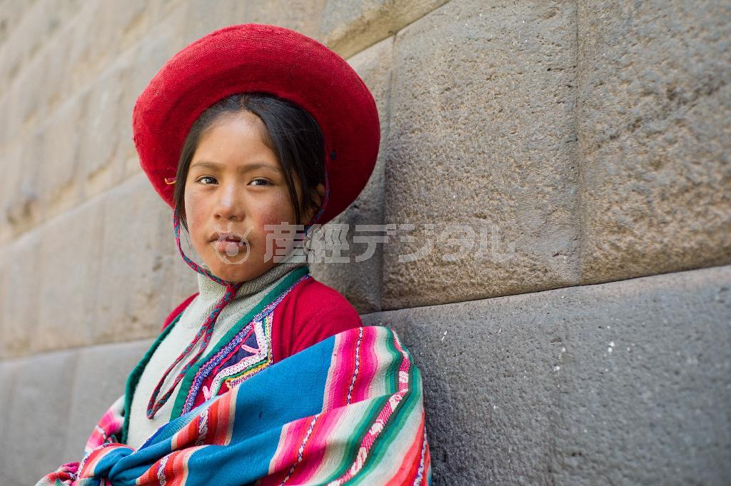 「撮影料を稼ぐため、母親と数時間歩いてクスコにやってきた」と話した少女＝ペルー・クスコ（緑川真実さん撮影）