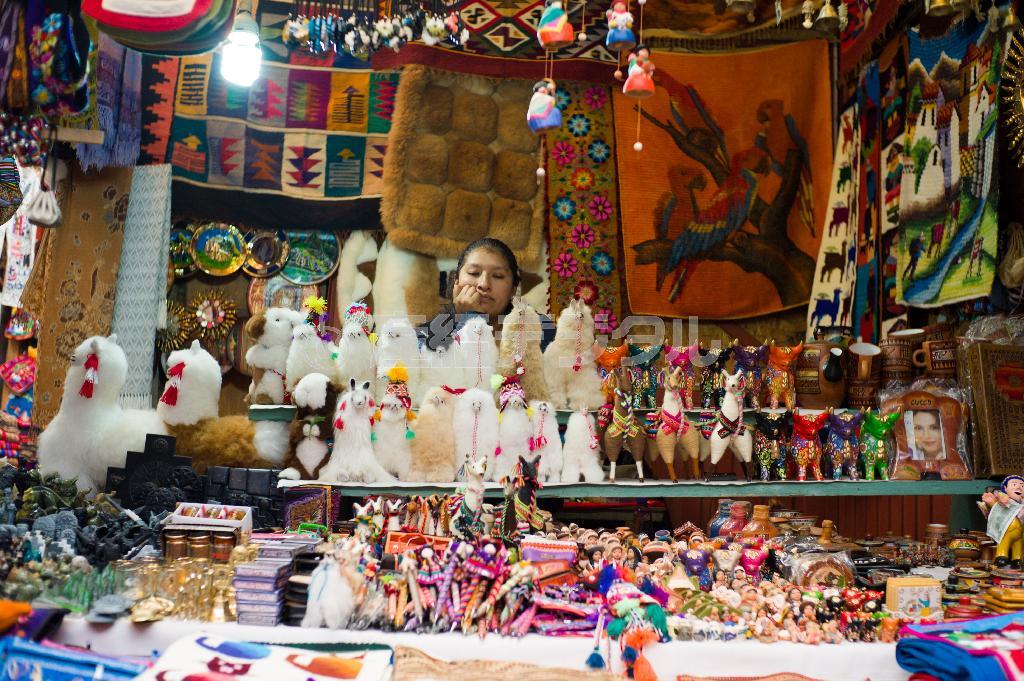 マチュピチュ村の土産物屋の店員。お客が通っても退屈そうな顔はそのままだった＝ペルー（緑川真実さん撮影）