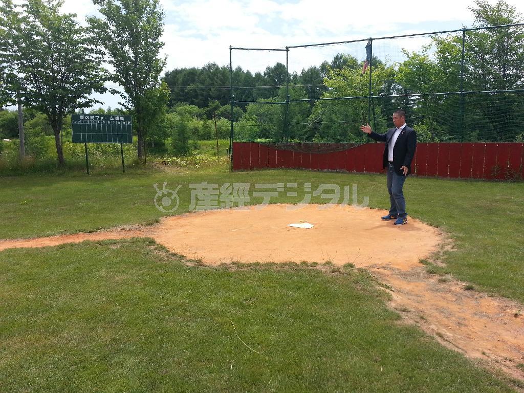 北海道夕張郡栗山町にある「栗の樹ファーム球場」を視察に訪れ、自分もニュージーランドに球場を作りたいという夢を新たにした筆者＝２０１４年７月１２日（本人提供）