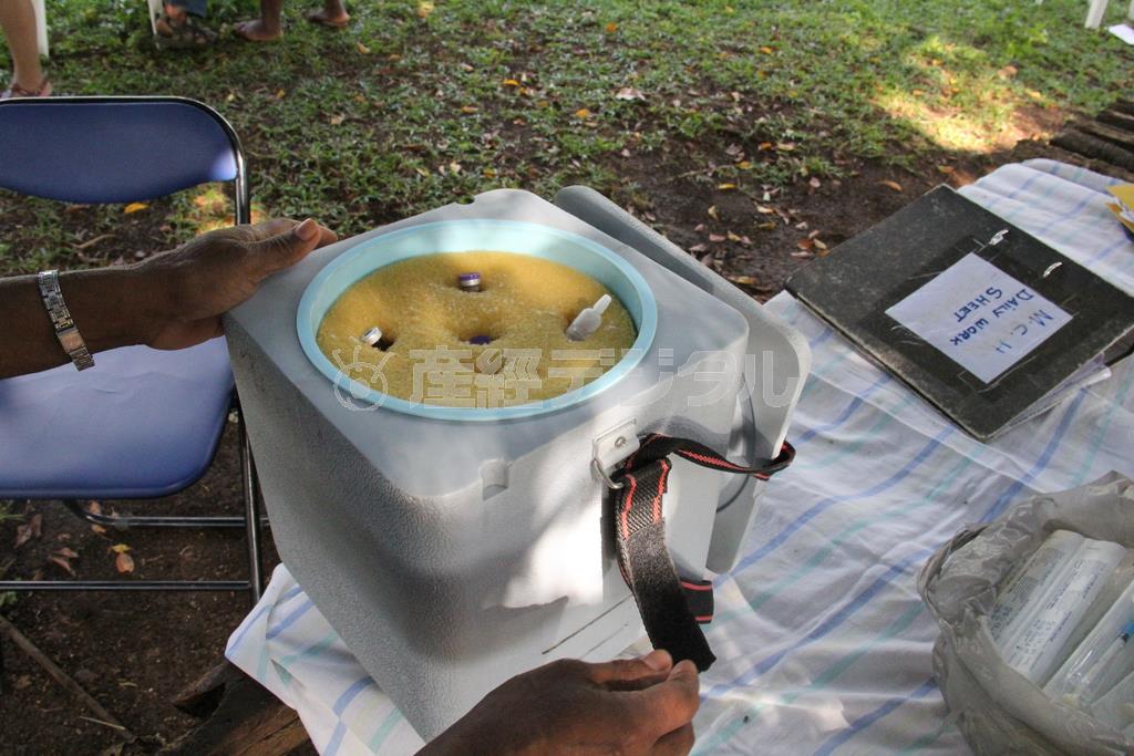 出張ワクチンでは、このクーラーボックスにワクチンを入れ、看護士が担いで村へ行きます＝２０１４年７月２２日、バツアツ（相川梨絵さん提供）