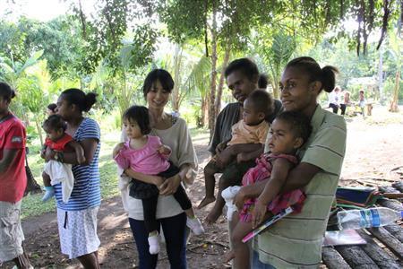 ワクチン接種を終えてホッと一息のチビっ子たち＝２０１４年７月２２日、バツアツ（相川梨絵さん提供）