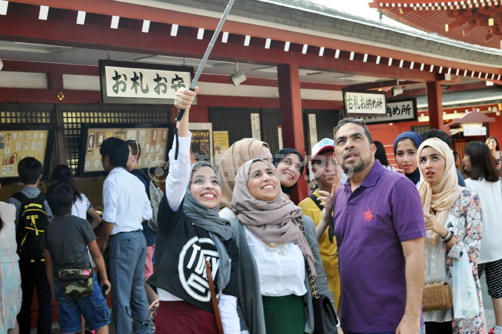 アラブ首長国連邦ドバイから東京都台東区の浅草寺を訪れたイスラム教徒の観光客＝２０１４年７月、東京都台東区（共同）
