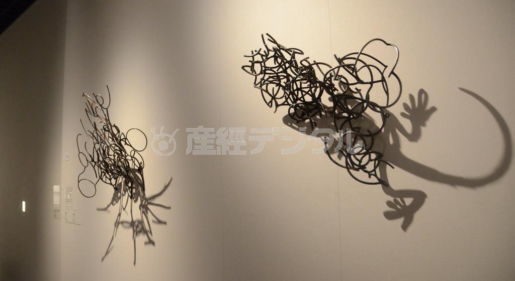 一定の方向から光が当たると変身するラリー・ケイガン「トカゲ」（右）＝２０１４年８月８日（原圭介撮影）