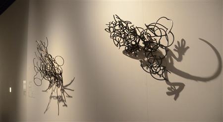 一定の方向から光が当たると変身するラリー・ケイガン「トカゲ」（右）＝２０１４年８月８日（原圭介撮影）