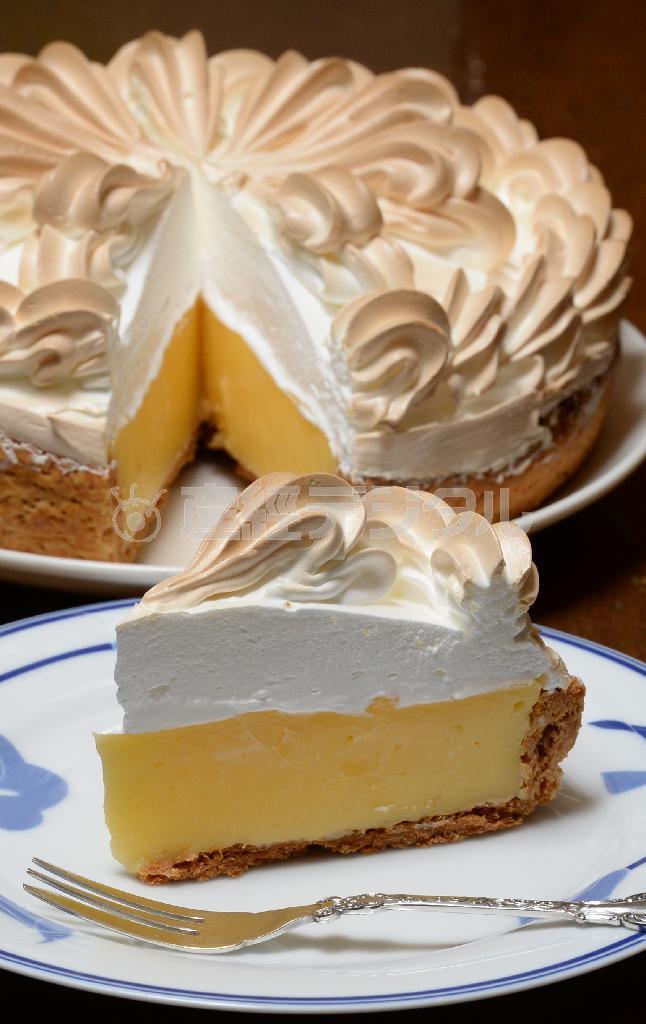 酸味の利いたレモンカードの上にふんわり甘いメレンゲが絶妙な「レモンパイ」＝２０１４年７月２２日、京都市下京区（柿平博文撮影）