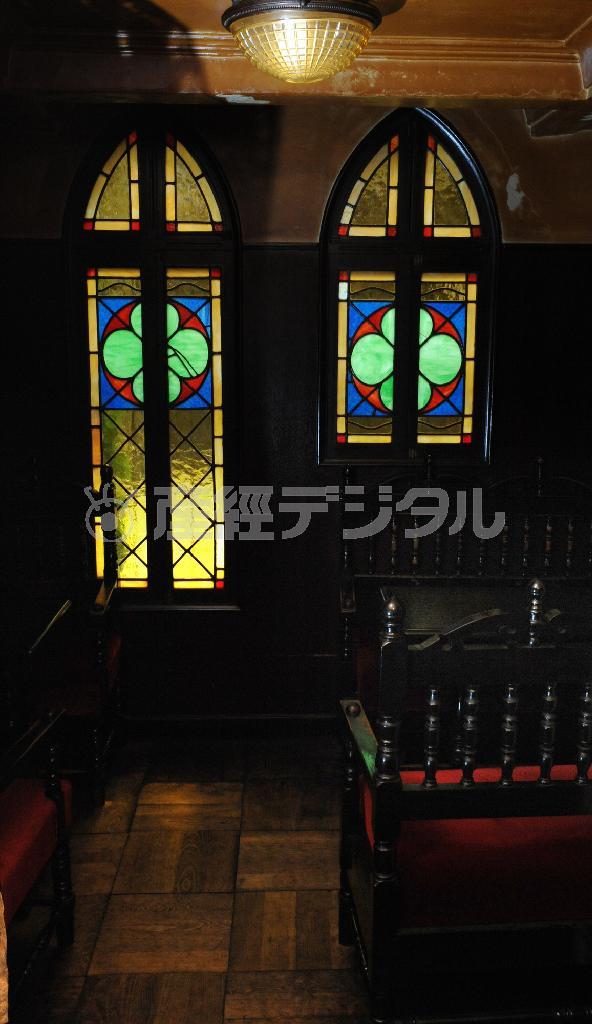 ステンドグラスが美しい店内＝２０１４年７月２２日、京都市下京区（柿平博文撮影）