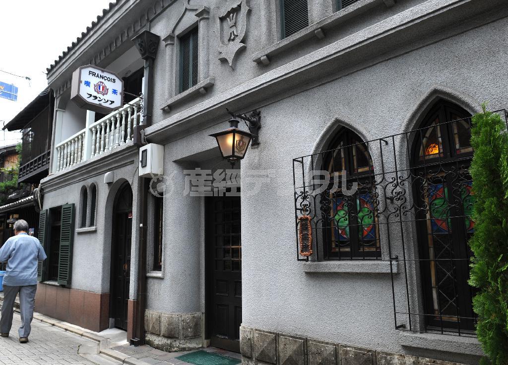 白い洋館風の装いが際立つフランソア喫茶室＝２０１４年７月２２日、京都市下京区（柿平博文撮影）