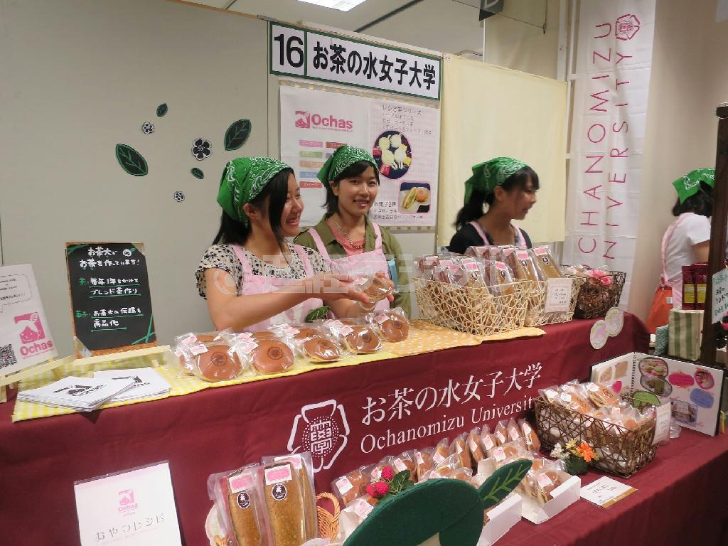 ２０１４（平成２６）年５月に新宿高島屋で開かれた「大学は美味しい！！」フェアに参加し、開発した商品を売り込む「Ｏｃｈａｓ」（オチャス、お茶の水女子大学の学生有志による公認サークル）メンバー。左が副代表の広瀬悠さん＝東京都新宿区（「Ｏｃｈａｓ」撮影）