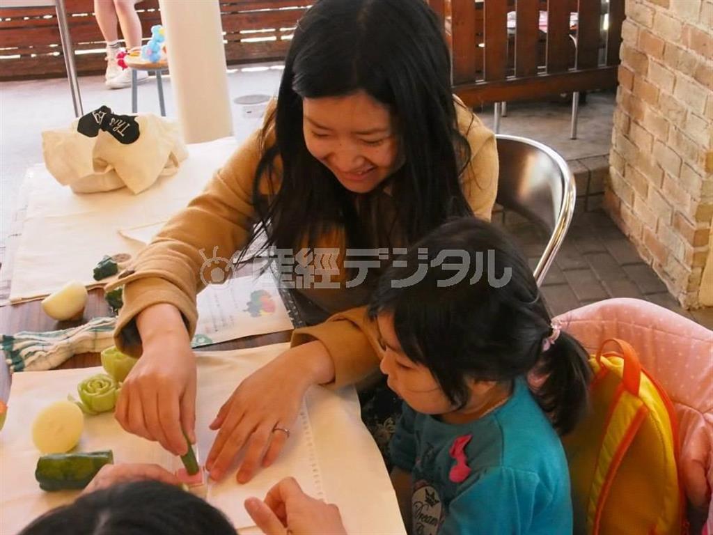 子供たちと一緒に野菜スタンプのランチョンマットを作るメンバー＝２０１４（平成２６）年（お茶の水女子大＿「Ｏｃｈａｓ」撮影）