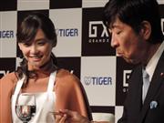 タイガー魔法瓶の調理家電で作った料理を菊池嘉聡社長（右）に振る舞う女優の倉科カナさん（左）＝１９日、東京都目黒区