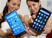 ソフトバンクが発表した新商品「アクオスクリスタル」＝１８日、東京都港区