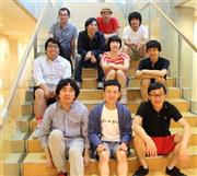 個性豊かなヨーロッパ企画の役者たちと、主宰で脚本・演出の上田誠（左上）。上田は大学で工学を専攻した理系の劇作家だ＝２０１４年８月９日（津川綾子撮影）