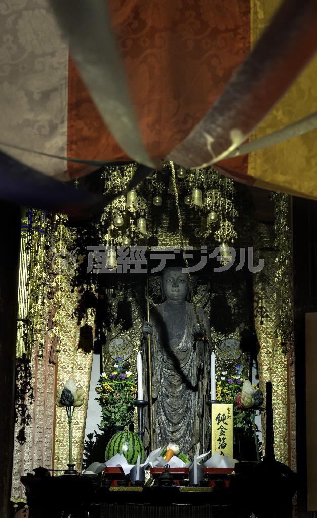 地獄の苦しみを和らげる覚園寺の黒地蔵＝２０１４年８月１０日、神奈川県鎌倉市二階堂の覚園寺（渡辺照明撮影）