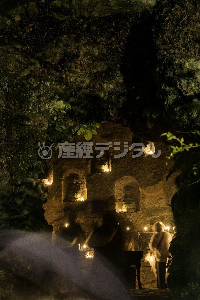 境内の十三仏やぐらでもろうそくがともされ、祈りがささげられた＝２０１４年８月１０日、神奈川県鎌倉市二階堂の覚園寺（渡辺照明撮影）