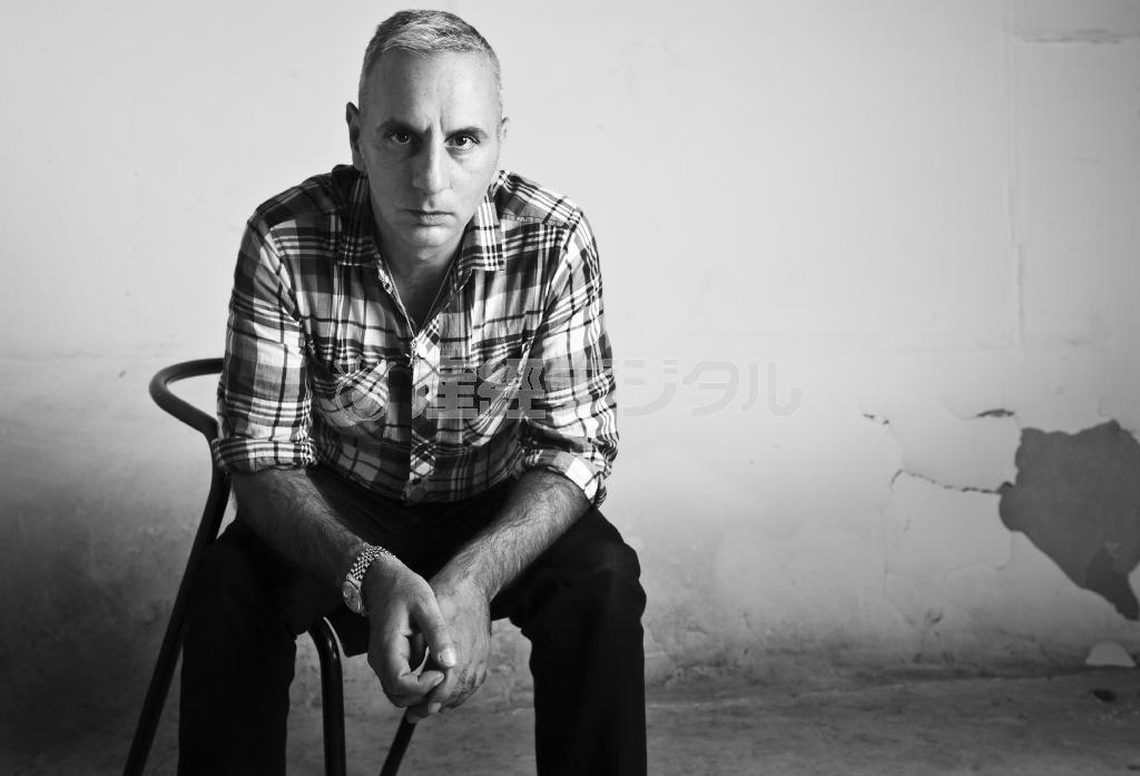 イタリアのファッションデザイナー、アレッサンドロ・デラクア氏＝２０１０年７月１日（提供写真）