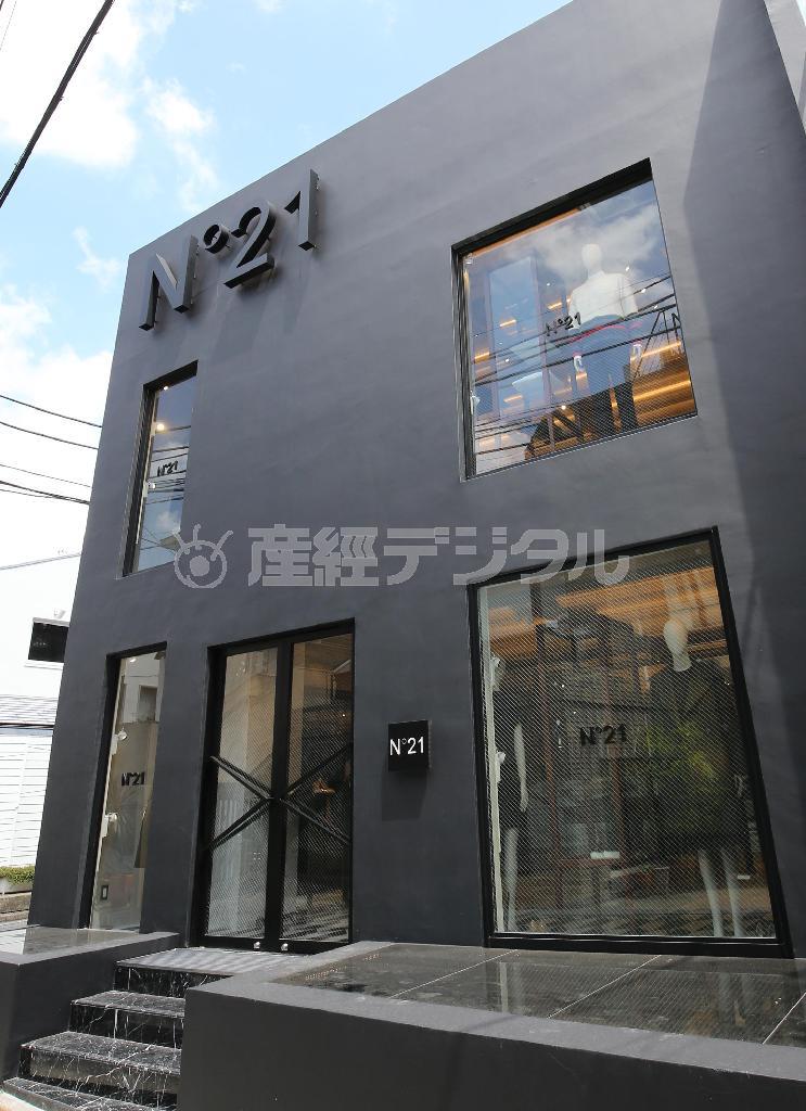 マットな黒をまとったシンプルな箱形の「ヌメロ＿ヴェントゥーノ」のショップ＝２０１４年８月７日、東京都渋谷区（宮崎裕士撮影）