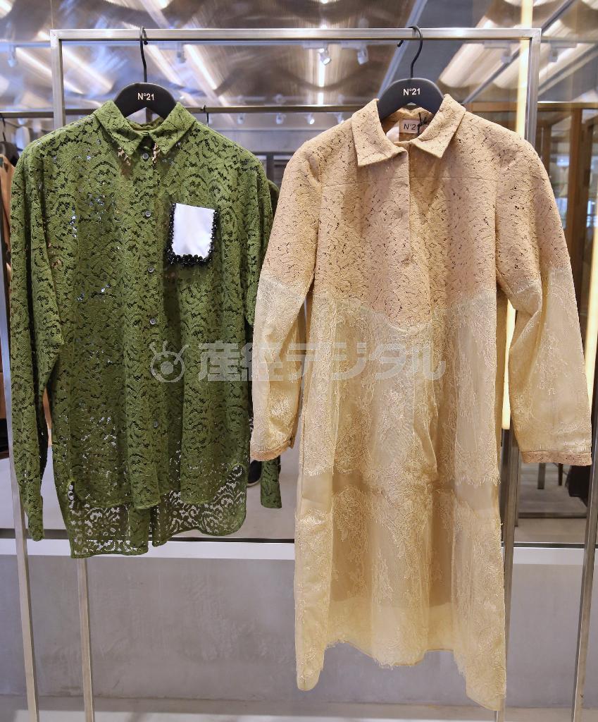 レースをグラデーション使いしたワンピース（２７万７０００円、税別）とカーキ色×レースのシャツ（７万７０００円、税別）＝２０１４年８月７日、東京渋谷区（宮崎裕士撮影）