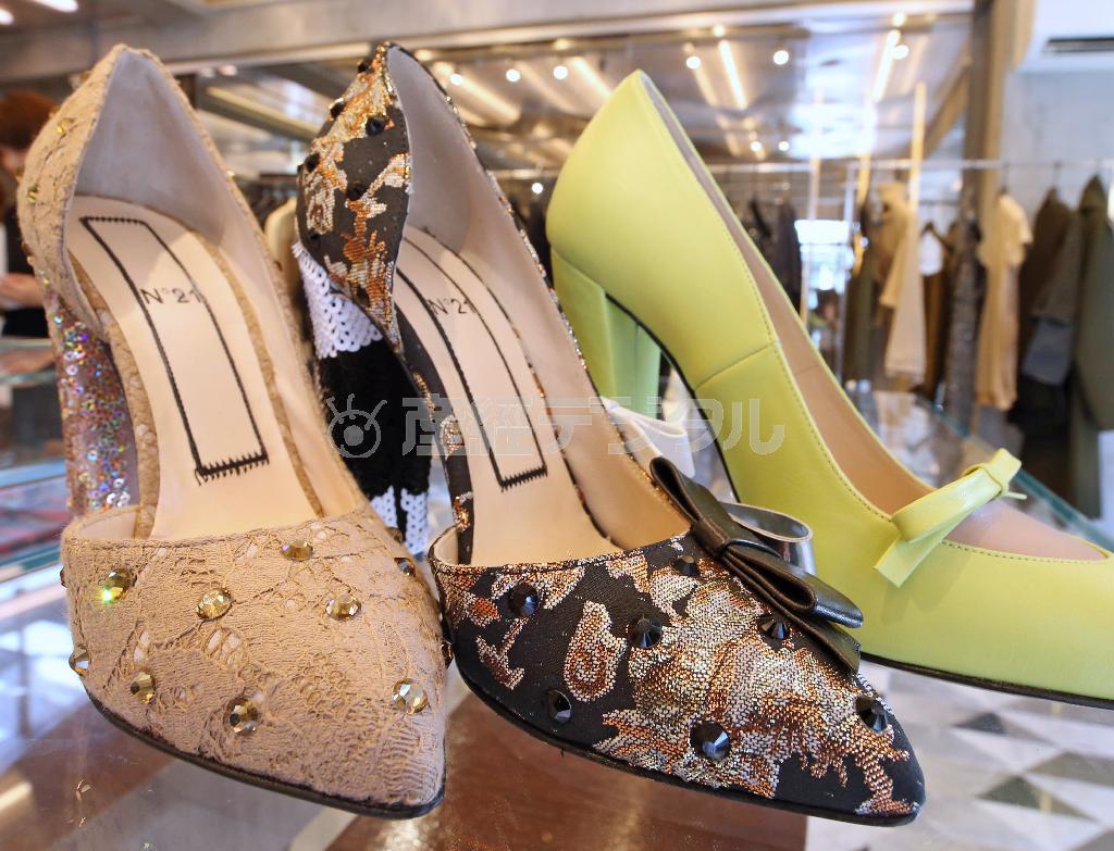 ヒールにはスパンコール、アッパーにはレースや織素材に、ストーンを絡めた個性的なヒール靴はコーディネートのポイントになりそう＝２０１４年８月７日、東京都渋谷区（宮崎裕士撮影）