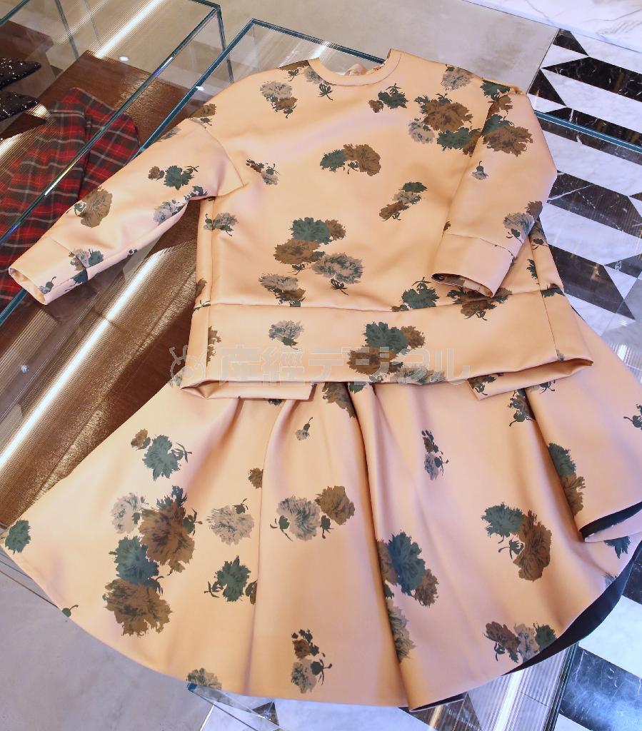 ハリがありスポーティーなポリエステル素材に、優美なボタンの花をプリント。スカートは１２万円（税別）、トップスは９万６０００円（税別）＝２０１４年８月７日、東京都渋谷区（宮崎裕士撮影）