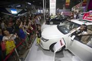 太原国際モーターショーには、中国の内外から数十にわたる自動車ブランドの製品が展示され、多くの人が記念写真を撮影していた＝８日、山西省太原市（中国新聞社）