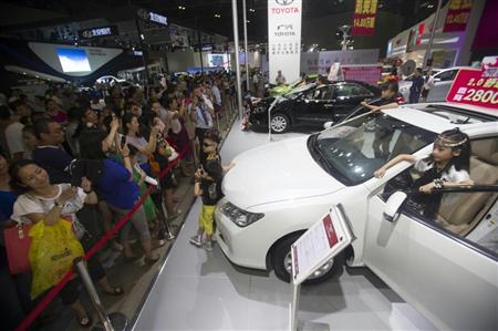太原国際モーターショーには、中国の内外から数十にわたる自動車ブランドの製品が展示され、多くの人が記念写真を撮影していた＝８日、山西省太原市（中国新聞社）