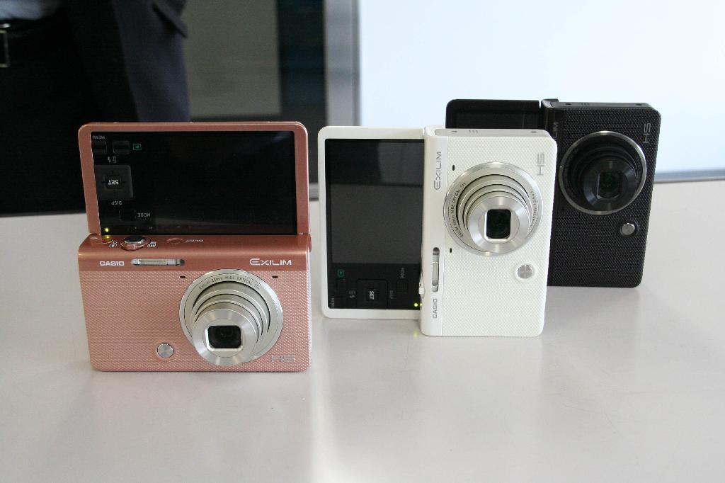 カシオ計算機が発売するコンデジ「エクシリムＥＸ－ＺＲ５０」（那須慎一撮影）
