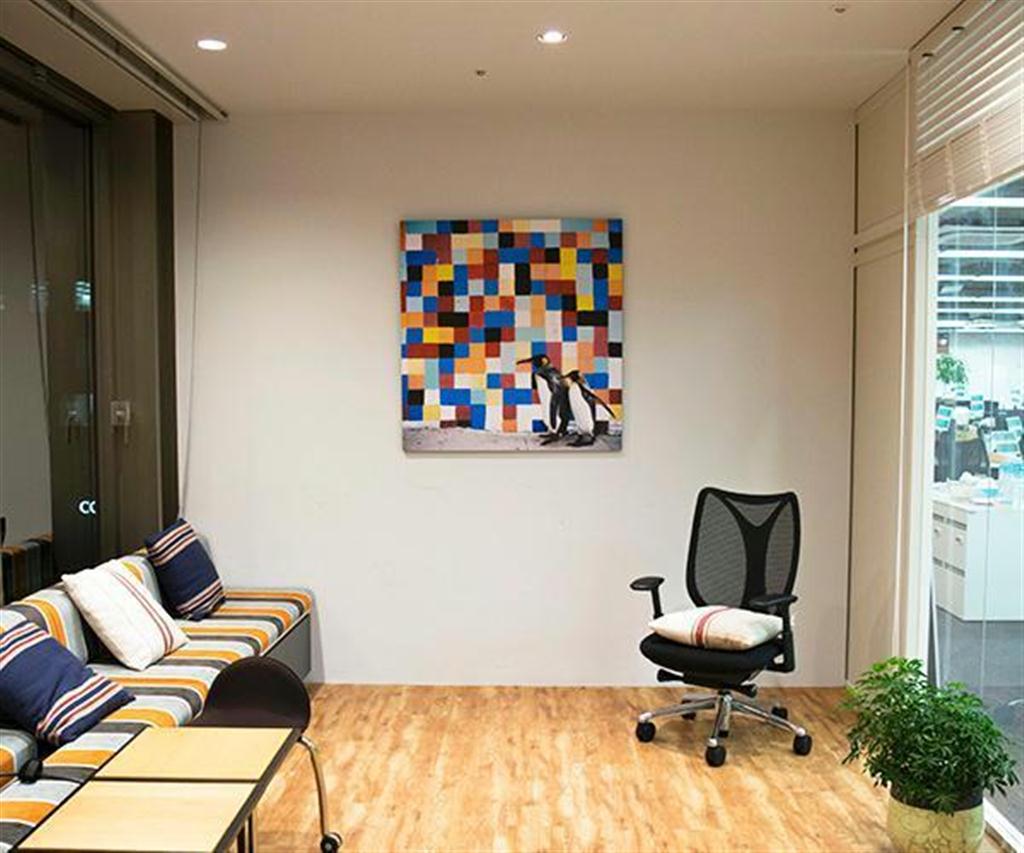 エフマイナーが試験サービスとして提供した絵画＝東京都内