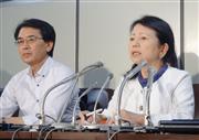 東京電力福島第１原発の吉田昌郎元所長の「聴取結果書」の公開を求めて東京地裁に提訴し、記者会見する原告（右）ら＝２０日午後、東京・霞が関の司法記者クラブ