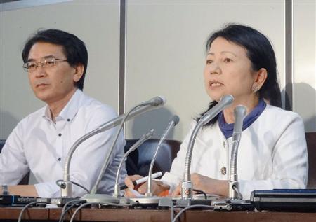 東京電力福島第１原発の吉田昌郎元所長の「聴取結果書」の公開を求めて東京地裁に提訴し、記者会見する原告（右）ら＝２０日午後、東京・霞が関の司法記者クラブ