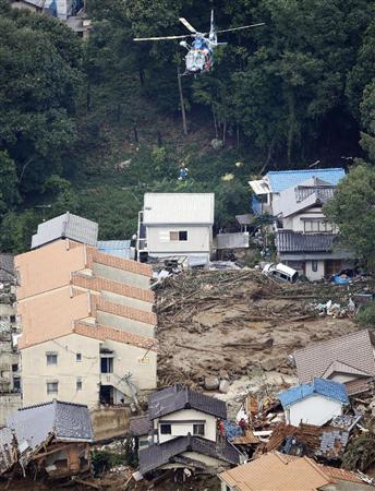 土砂にのみ込まれた住宅にヘリコプターで向かう救助隊員＝２０日午前１０時２１分、広島市安佐南区（本社ヘリから）