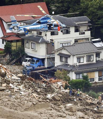 土砂崩れにのみ込まれた現場から住人を救助する広島県警のヘリコプター＝２０日午前１０時２８分、広島市安佐南区（本社ヘリから）