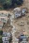 山から崩れた土砂にのみ込まれた広島市安佐南区の住宅地＝２０日午後１時３分、広島市安佐南区で共同通信社ヘリから