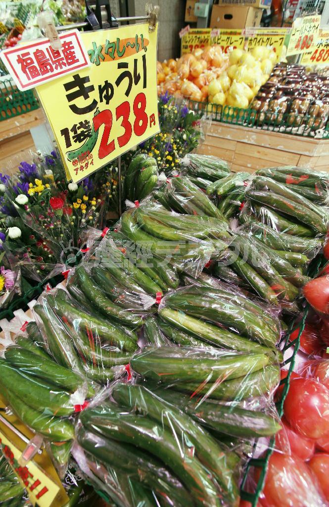 台風と長雨の影響で価格が高騰しているキュウリ＝２０１４年８月１９日午後、東京都練馬区（共同）