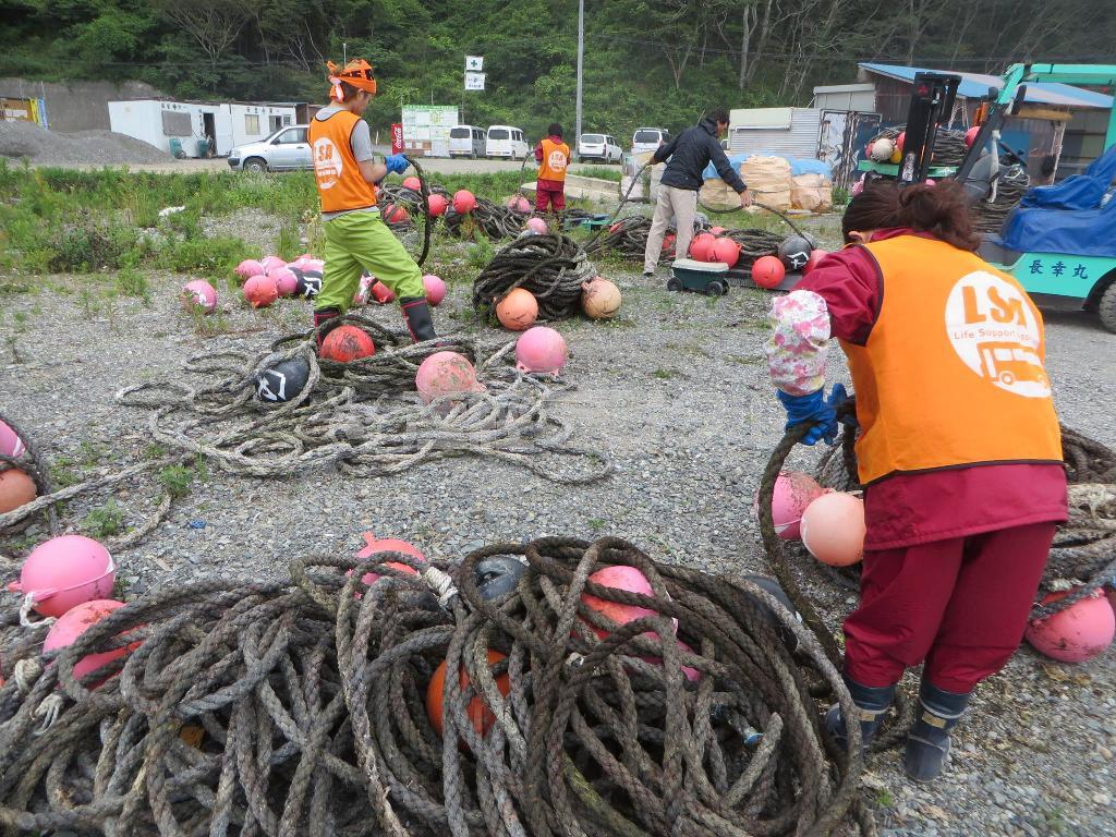 宮城県本吉郡南三陸町や周辺市町村での漁業・農業支援をする、一般社団法人「ＬＳＡ」（東日本大震災生活支援協会）のメンバー（提供写真）