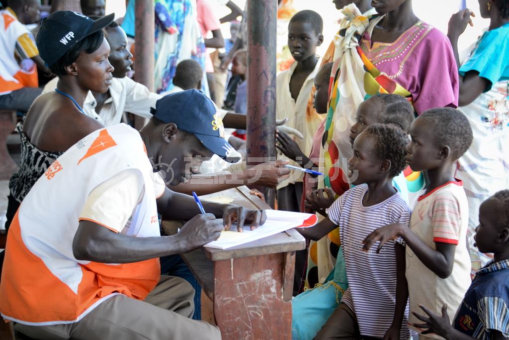 国連世界食糧計画（ＷＦＰ）と協働で行った食糧配布の様子＝２０１４年５月２３日、南スーダン（ワールド・ビジョン・ジャパン撮影）