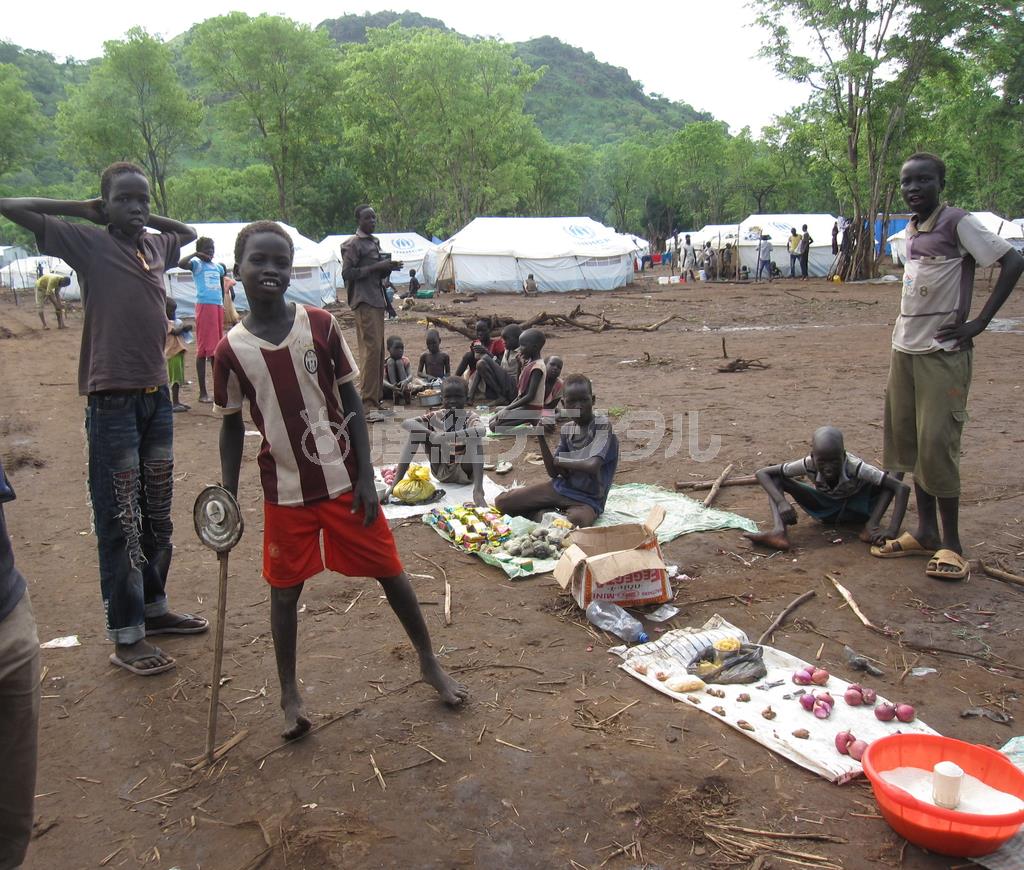 家計を少しでも支えようと露店を開く子供たち＝２０１４年５月３０日、エチオピア・ガンベラ（ワールド・ビジョン・ジャパン撮影）