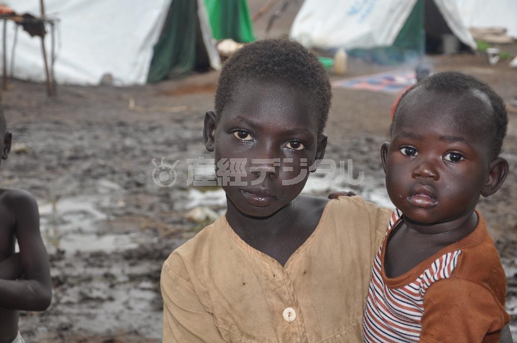 キャンプには、保護者を失った子供たちも多い。上の子が下の子の面倒を見る姿が良く見られる＝２０１４年５月２９日、エチオピア・ガンベラ（ワールド・ビジョン・ジャパン撮影）