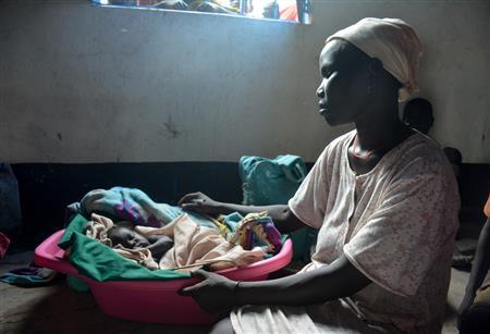 避難する途中で生まれた男の子を見守るお母さん。父親は殺された＝２０１４年４月１０日、南スーダン（ワールド・ビジョン・ジャパン撮影）