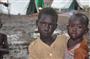 キャンプには、保護者を失った子供たちも多い。上の子が下の子の面倒を見る姿が良く見られる＝２０１４年５月２９日、エチオピア・ガンベラ（ワールド・ビジョン・ジャパン撮影）