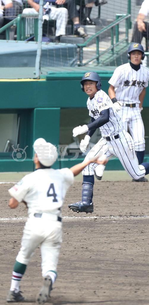 背番号４。山根翔希の送球が一塁に向かった瞬間、市和歌山の敗退が決まった＝２０１４年８月１３日、兵庫県西宮市・甲子園球場（中島信生撮影）