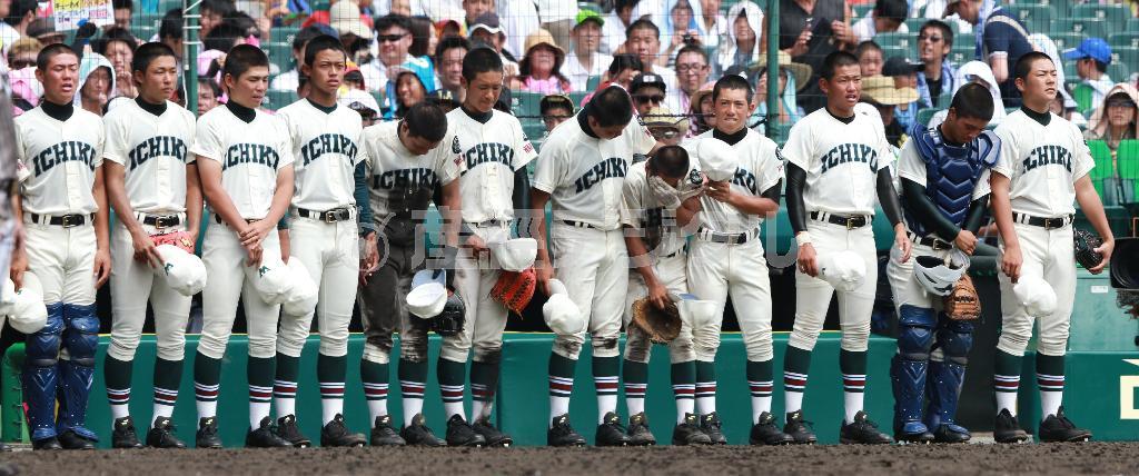 整列して鹿屋（かのや）中央の校歌を聴く間も、山根翔希（右から５番目）は顔を上げることができない＝２０１４年８月１３日、兵庫県西宮市・甲子園球場（松永渉平撮影）