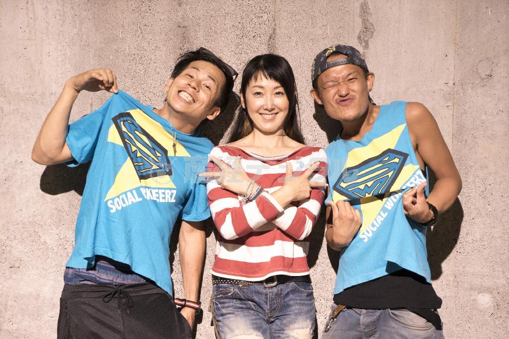 ダンスチーム「ＳＯＣＩＡＬ＿ＷＯＲＫＥＥＥＲＺ」代表の笹本智哉さん（右）、副代表の桑原一郎さん（左）と、一般社団法人「Ｇｅｔ＿ｉｎ＿ｔｏｕｃｈ」理事長の東ちづるさん＝２０１４年８月６日（提供写真）