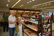 免税店で買い物をする外国人観光客＝２０１４年４月２３日、京都市左京区の京都ハンディクラフトセンター（吉国在撮影）
