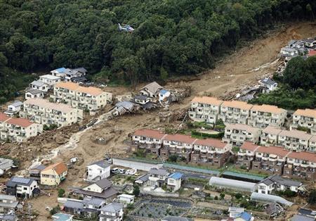 大規模な土砂崩れが住宅街を襲った現場。ヘリコプターからの懸命の救助が行われた＝２０１４年８月２０日午後、広島県広島市安佐南区（本社ヘリから撮影）