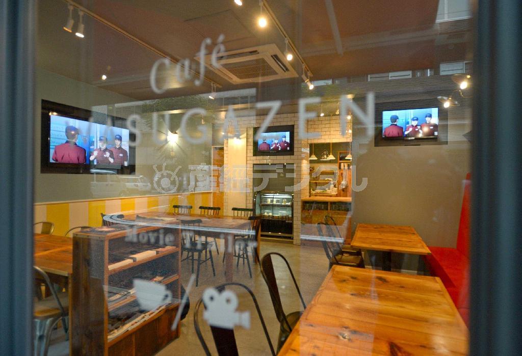 シックな装いの店内。夜は美味しいグラスワインの提供も考えているという。ロゴなどはグラフィックデザイナーの上杉たきさんが担当した＝２０１４年８月１４日、東京都港区（大山実撮影）