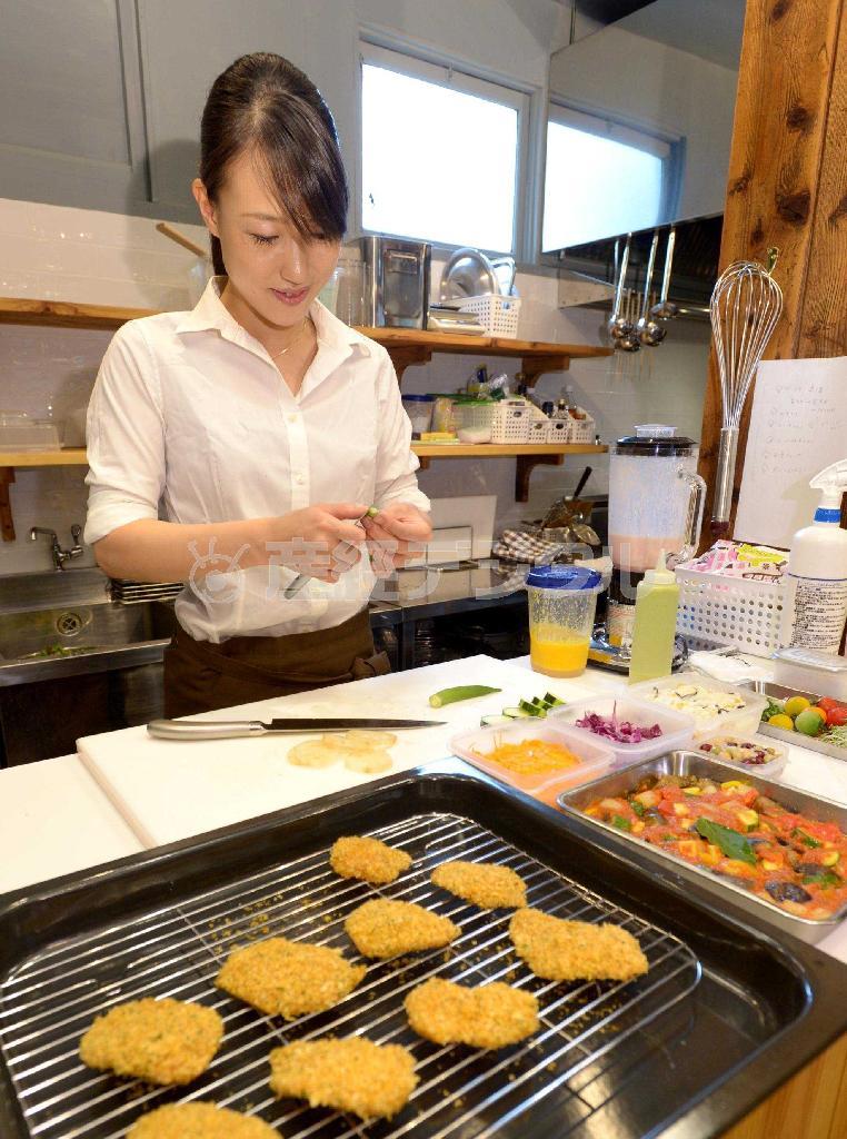 「野菜たっぷり、低ヘルシー、午後に眠くならない」メニューを考案し、調理する料理コーディネーターの若井めぐみさん＝２０１４年８月１４日、東京都港区（大山実撮影）